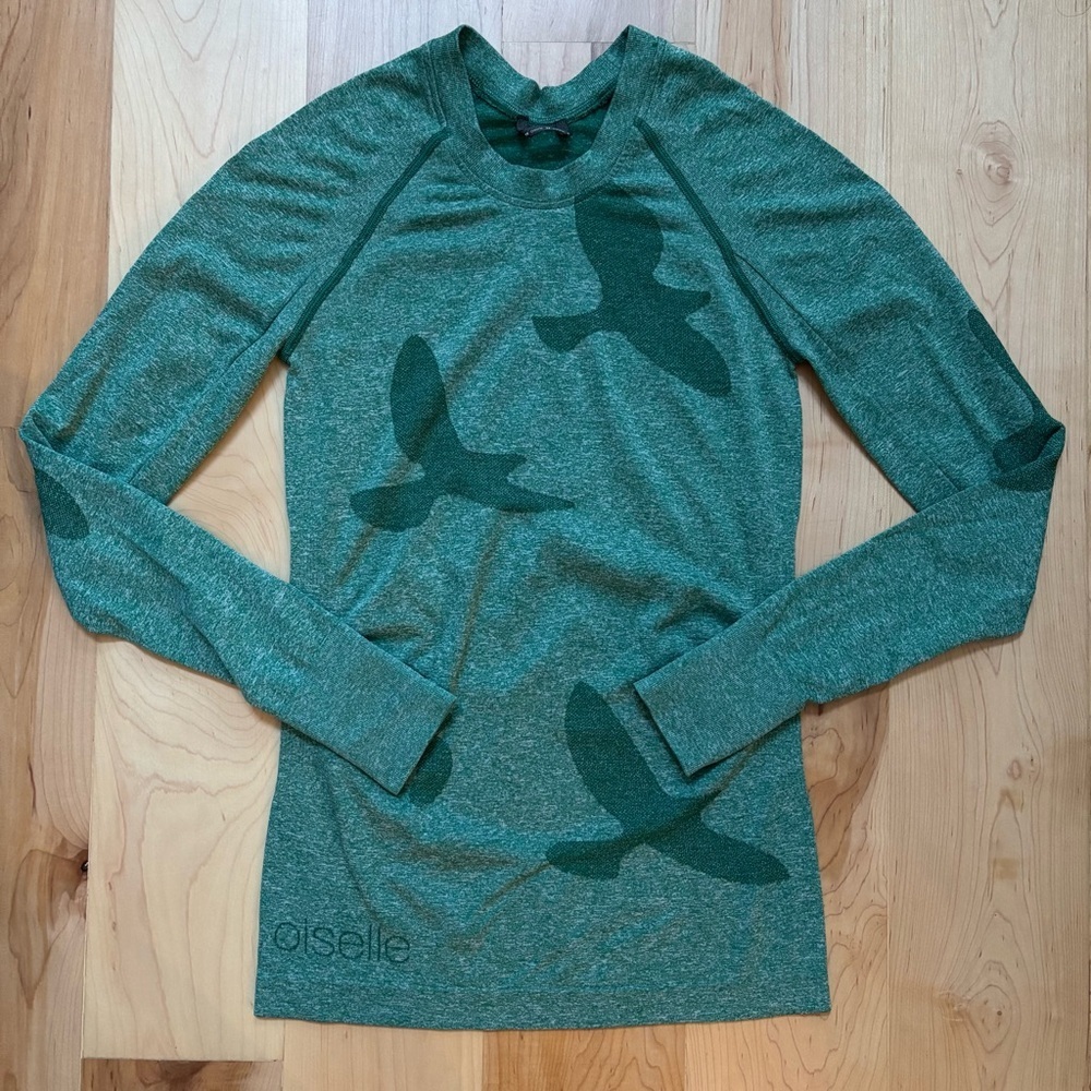 Oiselle Flyte Long Sleeve Seamless Active Shirt w/Thumbholes in Shelly Green - Picture 2 of 9